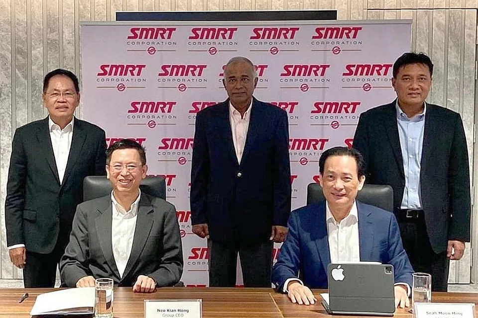 USAHASAMA: (dari kiri) Encik Yap Kim Wah, Naib Pengerusi RTS Operations; Encik Neo Kian Hong, Ketua Pegawai Eksekutif Kumpulan SMRT Corporation; Datuk Thambynathan Jasudasen (anggota lembaga RTS Operations); Encik Seah Moon Ming, Pengerusi SMRT Corporation; dan Encik Abu Bakar Mohd Nor di majlis menandatangani perjanjian antara Prasarana Malaysia Bhd dan SMRT Corporation bagi membentuk RTS Operations bulan lalu. - Foto Ihsan ABU BAKAR MOHD NOR