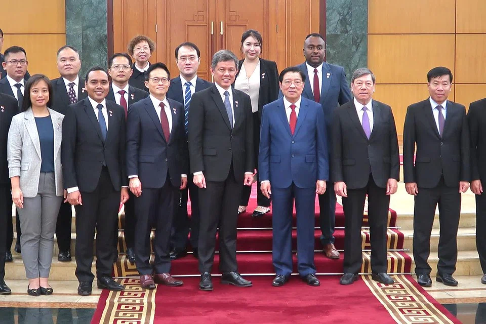 Delegasi Parti Tindakan Rakyat (PAP) seramai 15 orang yang ke Vietnam terdiri daripada (berdiri barisan depan, dari kiri) Encik Daniel Liu; Encik Alex Yeo; Dr Hamid Razak; Cik Valerie Lee; Encik Zhulkarnain Abdul Rahim; Pengerusi Cawangan PAP merangkap Menteri Negara, Encik Desmond Choo; Penolong Setiausaha Agung PAP merangkap Menteri Pertahanan, Encik Chan Chun Sing. Delegasi itu telah bertemu dengan beberapa anggota Parti Komunis Vietnam (CPV) termasuk Pengerusi Suruhanjaya Hal Ehwal Dalaman CPV, Encik Phan Dinh Trac (berdiri barisan depan, enam dari kanan). 