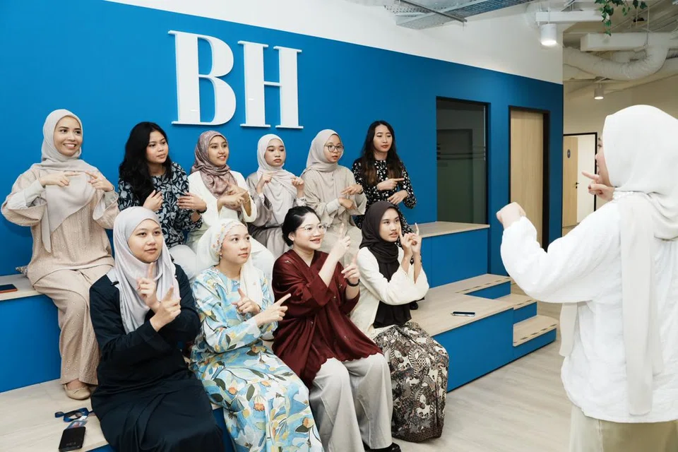 Kakitangan Berita Harian (BH) gigih cuba mengikuti trend Tiktok diiringi lagu ‘Serumpun’ oleh MimiFly. 