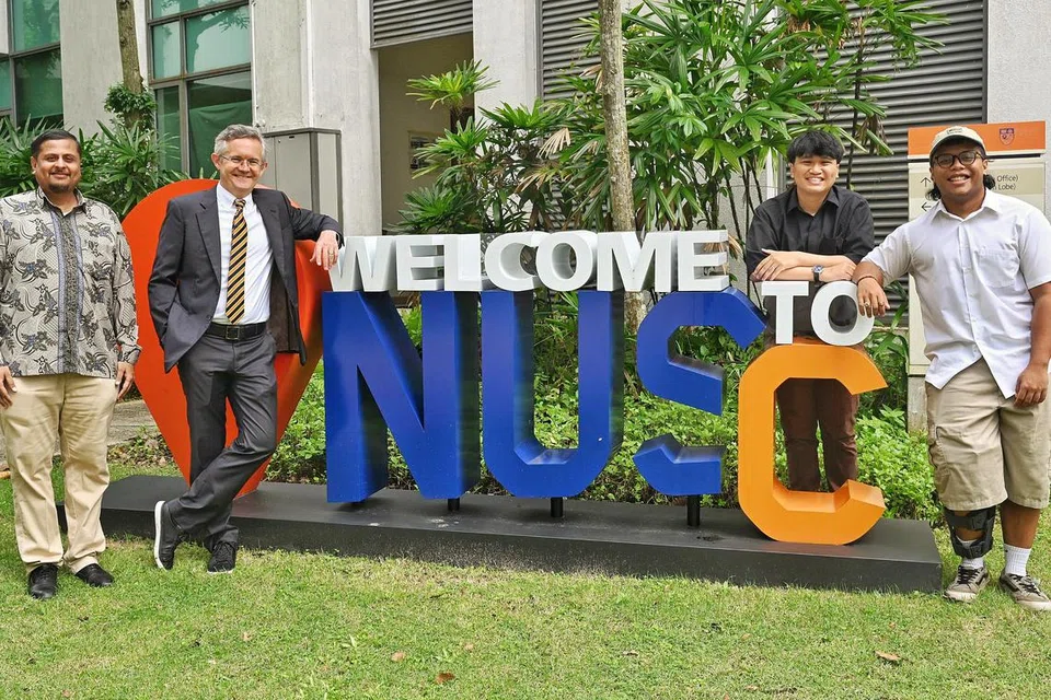 Semangat Encik Muhamad Mamfizam Ismail (kanan) dan Encik Salifian Sulaiman (dua dari kanan) memupuk keharmonian sosial serta memperkukuh dialog antara agama di kampus telah diiktiraf menerusi Hadiah Izzuddin Taherally 2025. Turut bersama ialah Dekan Kolej NUS, Profesor Simon Chesterman (dua dari kiri), serta Zamil dan Pensyarah Kanan Adjung di NUS, Dr Mustafa Izzuddin.