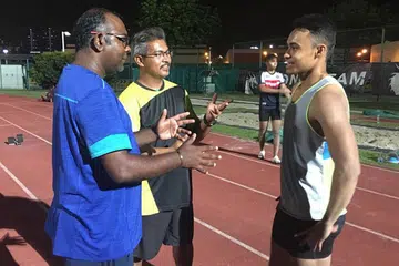 DAPAT BIMBINGAN: Suhairi (kanan) mendapat tunjuk ajar dan nasihat dua jurulatihnya, Muhamad Hosni Muhamad (tengah) dan C. Veeramani. - Foto ihsan MUHAMAD HOSNI MUHAMAD