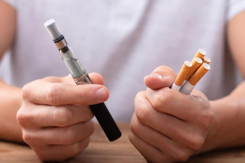 TAGIH MEROKOK: Dianggarkan 30 peratus perokok elektronik di Malaysia berusia antara 12 dengan 15 tahun.