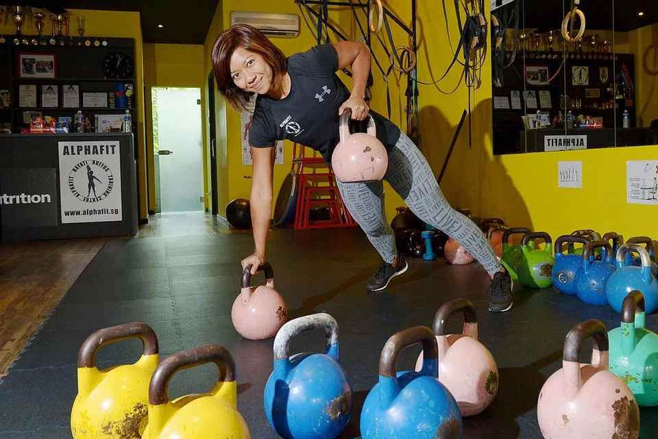 BERAT SAMA DIPIKUL: Pemilik gim AlphaFit, Cik Hayati Nuffus Abdul Razak, memperkasa orang ramai dengan kemahiran memanfaatkan bola kettlebell bagi menurunkan berat badan mahupun menyemai fokus. - Foto TUKIMAN WARJI