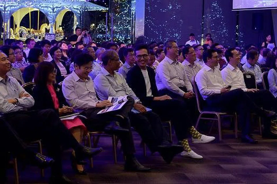 BERSAMA BERBINCANG: Encik Lawrence Wong (dua dari kiri) dan Encik Masagos Zulkifli (tiga dari kiri) bersama kira-kira 300 peserta malam tadi dalam satu simposium membincangkan tentang masa depan Singapura. - Foto TUKIMAN WARJI