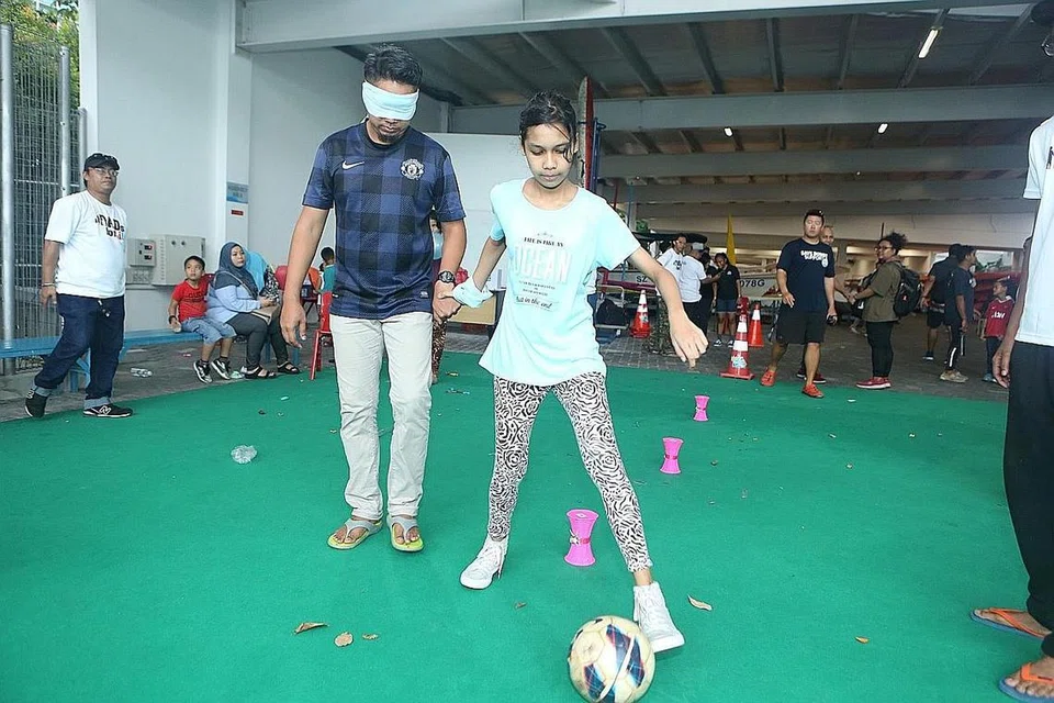 PERANAN BERUBAH: Peranan 'tradisional' seorang bapa untuk melakukan perkara-perkara yang dianggap lebih praktikal manakala si isteri menguruskan bayi kini sudah berubah. - Foto fail