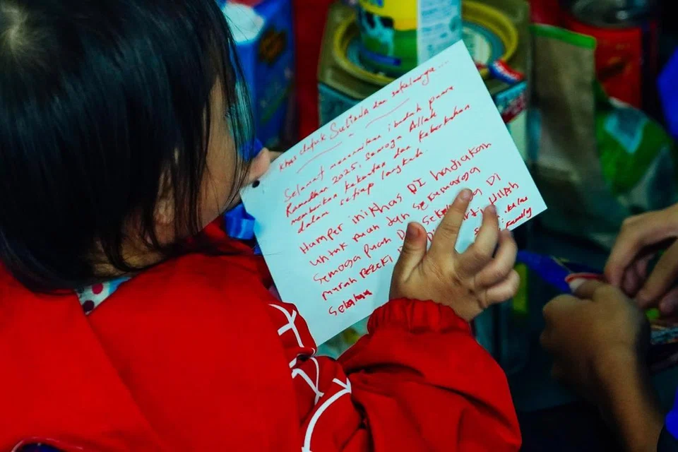 Nota peribadi turut disertakan dalam beg yang diagihkan.