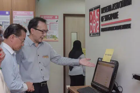 PUSAT PEMBELAJARAN BARU: Anggota Parlimen GRC Marine Parade, Encik Seah Kian Peng (kiri), dibawa melihat pusat Persatuan Disleksia Singapura (DAS) yang baru di Serangoon semalam. - Foto BH oleh LEE JIA WEN