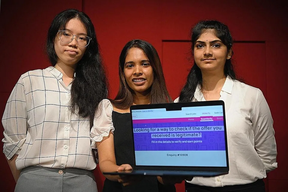 PENYELESAIAN INOVATIF:(Dari kiri) Cik Grace Ang, 21 tahun; Cik Sujitha Pandiarajan Sumathy, 21 tahun; dan Cik Gopikka Narasa Lakshmi N, 20 tahun; di antara pemenang hackathon anjuran DBS, Mahkamah Singapura (SG Courts), dan Majlis Pencegahan Jenayah Kebangsaan (NCPC) semalam. - Foto BH oleh MARK CHEONG