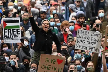 SOKONGAN UNTUK PALESTIN: Para penyokong Palestin menghadiri rapat tergempar di jalanan di London, Britain, berhampiran 10 Downing Street, yakni pejabat dan kediaman rasmi perdana menteri Britain, kelmarin. Angkatan Bersenjata Israel (IDF) berkata, mereka telah menyerang lebih 100 sasaran Hamas di Jaluran Gaza semasa serangan balas selepas roket dilancarkan ke arah Israel oleh anggota militia Palestin. - Foto EPA-EFE