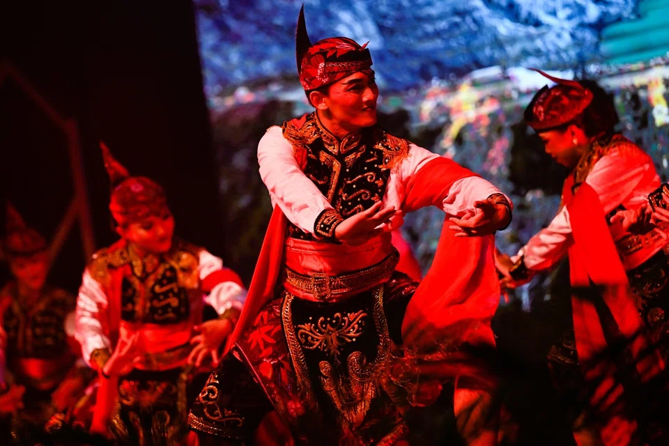 Bathara Saverigadi (tengah) ketika persembahan, ‘Tari Remo’.