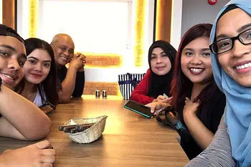 IFTAR BERSAMA: Syirah (kanan) berusaha berbuka puasa bersama keluarganya setiap hari dalam Ramadan ini. - Foto ihsan SYIRAH JUSNI