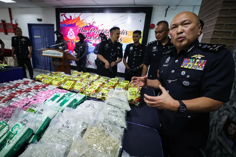 Pengarah Jabatan Siasatan Jenayah Narkotik, Datuk Seri Mohd Kamarudin Md Din (kanan), menunjukkan pelbagai jenis dadah semasa sidang media pada 21 Februari berkenaan rampasan dadah berjumlah RM 7.6 juta dalam dalam operasi di sekitar Lembah Klang pada 14 Februari lalu.