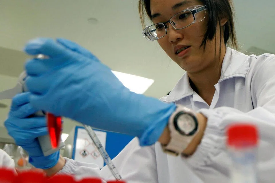 KURSUS DIPLOMA BARU: Lulusan diploma sambilan sains gunaan (sains makmal perubatan) berpeluang menggarap kemahiran dan pengetahuan yang diperlukan bagi meneruskan kerjaya dalam bidang sains makmal perubatan atau bidang berkaitan. Kursus diploma sambilan ini yang pertama sejenisnya di Singapura dan disahkan SkillsFuture Singapura. - Foto hiasan REUTERS