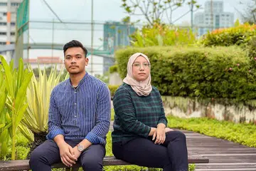 TIDAK BOLEH PANDANG REMEH: Menurut kedua-dua kakitangan SOS, Cik Aishah Mutalif dan Encik Imron Tukiman, setiap panggilan yang mereka terima tidak akan dipandang remeh, malah mereka akan mendengar dan membalas teks dengan penuh empati. - Foto BH oleh NUR DIYANA TAHA