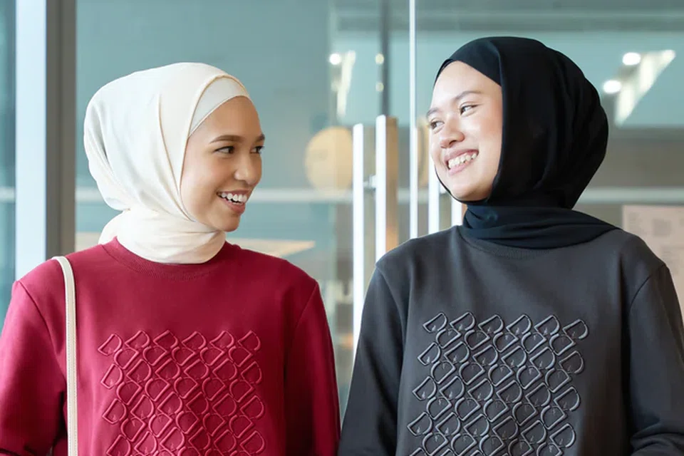 Wanita di Singapura mencari pilihan tudung dan telekung yang bukan sahaja bergaya malah praktikal dalam Ramadan.