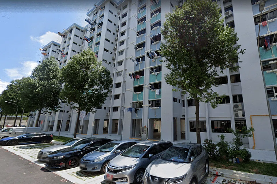 Blok yang dikenal pasti ialah 438 Ang Mo Kio Avenue 10 (dalam gambar) serta 430 dan 445A Clementi Avenue 3.