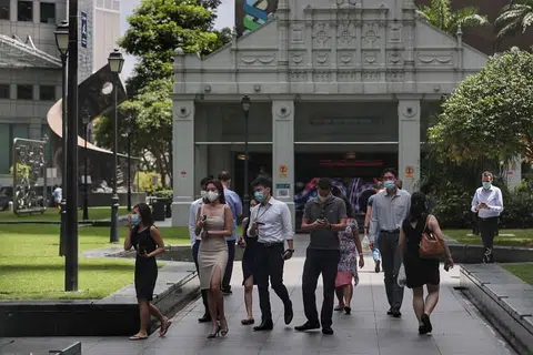 Lebih ramai pekerja pula akan dibenarkan kembali ke tempat kerja, namun langkah pengurusan selamat perlu diterapkan dan majikan digalakkan untuk melaksanakan langkah seperti waktu kerja fleksibel dan waktu melaporkan diri ke tempat kerja secara selang seli. - FOTO: KELVIN CHNG