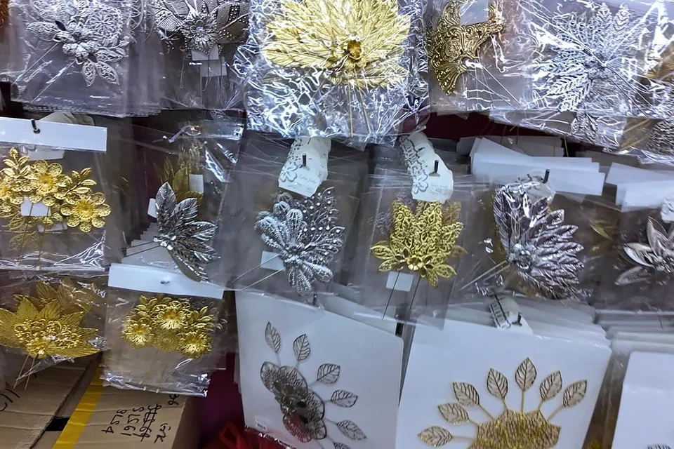 Kedai menjual kerongsang, dokoh dan pelbagai aksesori pengantin juga terdapat di KWC dengan harga borong.