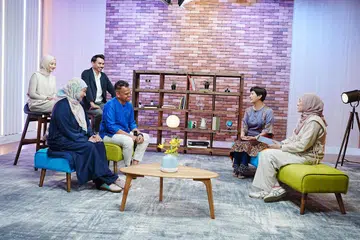Menteri di Pejabat Perdana Menteri yang juga Menteri Kedua (Kewangan merangkap Pembangunan Negara), Cik Indranee Rajah (dua dari kanan), menerajui perbincangan tentang keluarga di Singapura bersama anggota panel. Mereka terdiri daripada dua pasangan suami isteri, (barisan pertama, dari kiri), Sharifah Fashiha Syed Ali dan Encik Muhammad Aizuddin Maulud; serta (barisan kedua, dari kiri) Cik Mas Erdawisha Muhand Sari dan Encik Muhammad Akmal Syahid Abdul Rahim, bersama hos dan penerbit podcast, Cik Natasha Mustafa.