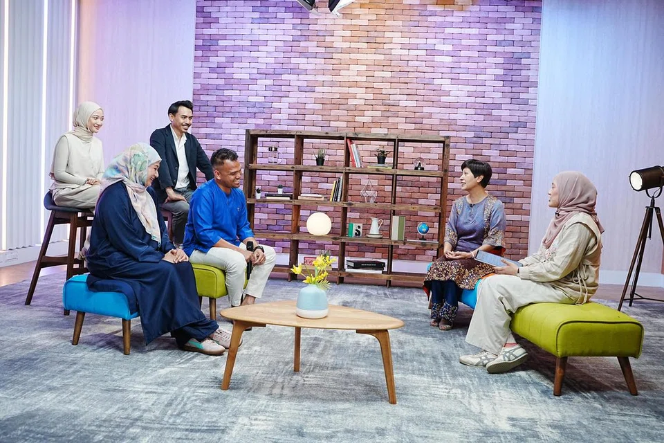 Menteri di Pejabat Perdana Menteri yang juga Menteri Kedua (Kewangan merangkap Pembangunan Negara), Cik Indranee Rajah (dua dari kanan), menerajui perbincangan tentang keluarga di Singapura bersama anggota panel. Mereka terdiri daripada dua pasangan suami isteri, (barisan pertama, dari kiri), Sharifah Fashiha Syed Ali dan Encik Muhammad Aizuddin Maulud; serta (barisan kedua, dari kiri) Cik Mas Erdawisha Muhand Sari dan Encik Muhammad Akmal Syahid Abdul Rahim, bersama hos dan penerbit podcast, Cik Natasha Mustafa.