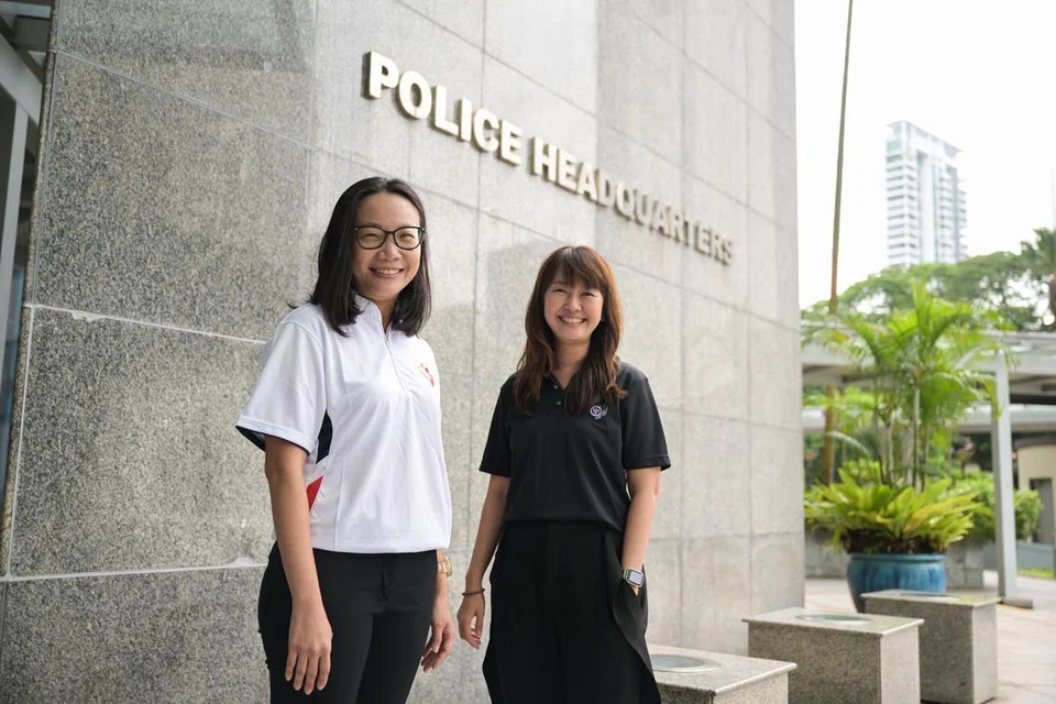 LEBIH BANYAK SOKONGAN: Jabatan Perkhidmatan Psikologi Polis (PPSD) telah meningkatkan usaha menyokong  kesejahteraan mental polis, kata Ketua Pakar Psikologi, Cik Ho Hui Fen (kanan), dan Timbalan Pengerusi Jawatankuasa Parakaunselor, Timbalan Penolong Pesuruhjaya Polis (DAC)  Tay Wee Li (kiri), semasa sesi penglibatan media pada 19 Disember di New Phoenix Park.