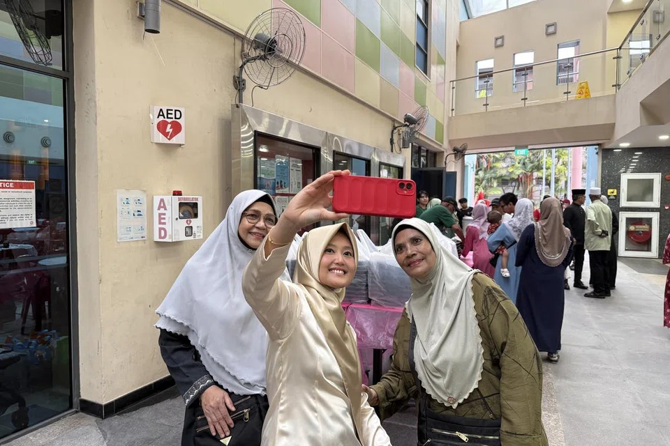 Menteri Negara (Penerangan dan Pembangunan Digital merangkap Kesihatan), Cik Rahayu Mahzam (tengah), bersama benefisiari yang hadir untuk acara mengagih pek berisi makanan runcit lebih sihat di Kelab Masyarakat Gek Poh Ville pada 23 Mac.