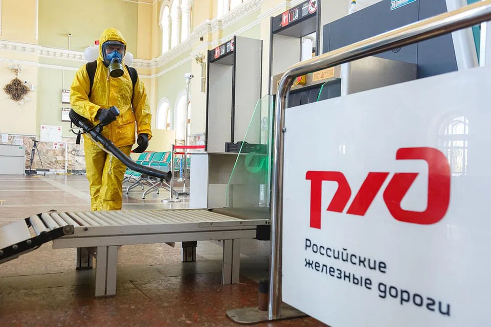 TINGKAT KESELAMATAN PENUMPANG: Pekerja yang lengkap dengan pakaian alat pelindung diri (PPE) menyemburkan pembasmi kuman di Stesen Kereta Api Rizhsky, Moscow. - Foto REUTERS