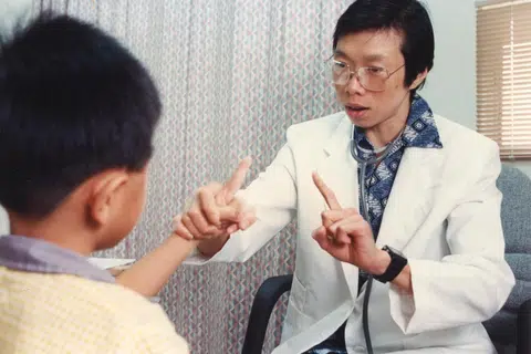 Dr Lee Wei Ling muncul sebagai pelajar terulung dalam kelasnya di Universiti Singapura - kini Universiti Nasional Singapura (NUS) - sebelum menjadi pakar sistem saraf kanak-kanak, dengan pengkhususan dalam epilepsi. Beliau mengetuai Institut Sains Saraf Nasional sebagai pengarah dari 2004 hingga 2014.