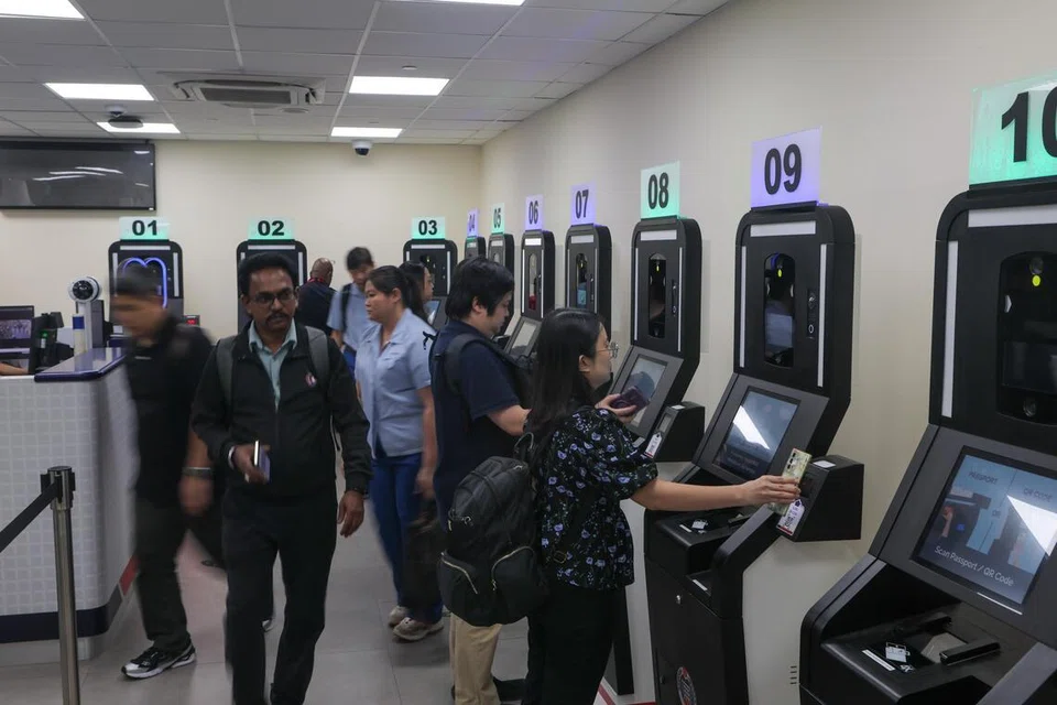 Dewan pemeriksaan penumpang baru itu, yang telah beroperasi sejak 17 April, dilengkapi dengan 15 kios pelepasan automatik.