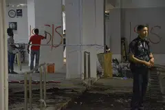 PENGARUH TERRORISME: Seorang lelaki telah diberkas kerana melakukan pembakaran dan menconteng kekata 'ISIS' di beberapa tembok di kolong blok berdekatan Pondok Kejiranan Polis Kallang pada malam 13 Mac lalu. - Foto fail 