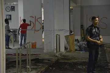PENGARUH TERRORISME: Seorang lelaki telah diberkas kerana melakukan pembakaran dan menconteng kekata 'ISIS' di beberapa tembok di kolong blok berdekatan Pondok Kejiranan Polis Kallang pada malam 13 Mac lalu. - Foto fail 