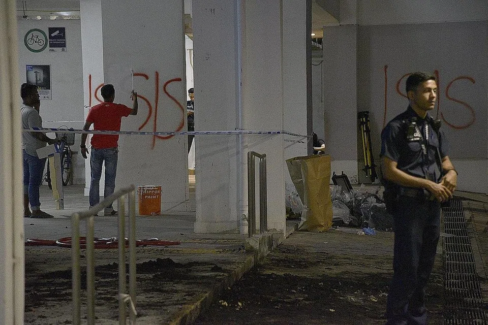 PENGARUH TERRORISME: Seorang lelaki telah diberkas kerana melakukan pembakaran dan menconteng kekata 'ISIS' di beberapa tembok di kolong blok berdekatan Pondok Kejiranan Polis Kallang pada malam 13 Mac lalu. - Foto fail 
