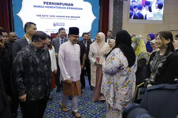 Perdana Menteri Malaysia, Datuk Seri Anwar Ibrahim, beramah-tamah  bersama kakitangan Kementerian Kewangan pada perhimpunan warga Kementerian Kewangan di Putrajaya pada 2 April. 
