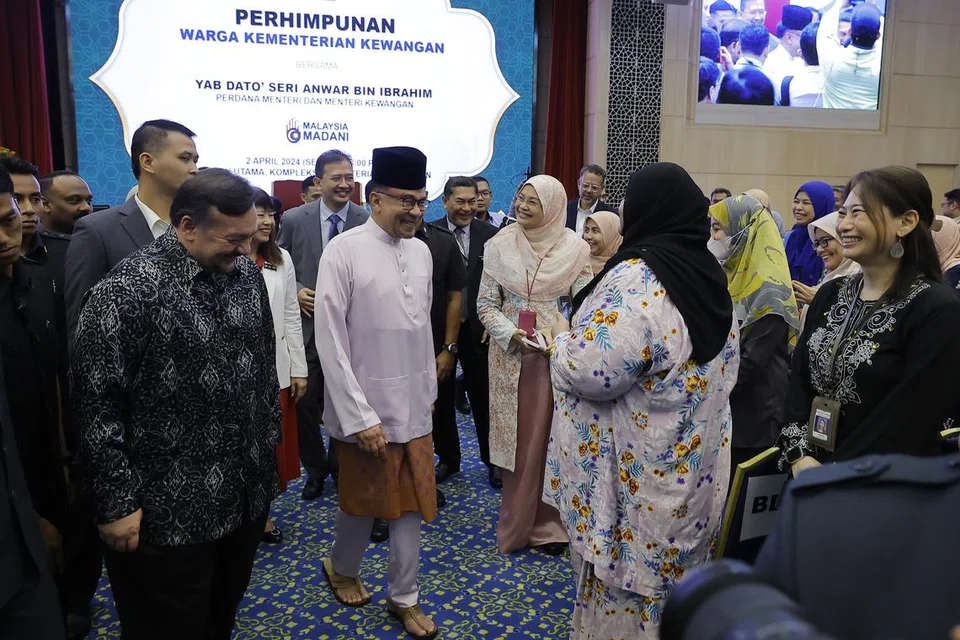 Perdana Menteri Malaysia, Datuk Seri Anwar Ibrahim, beramah-tamah  bersama kakitangan Kementerian Kewangan pada perhimpunan warga Kementerian Kewangan di Putrajaya pada 2 April. 