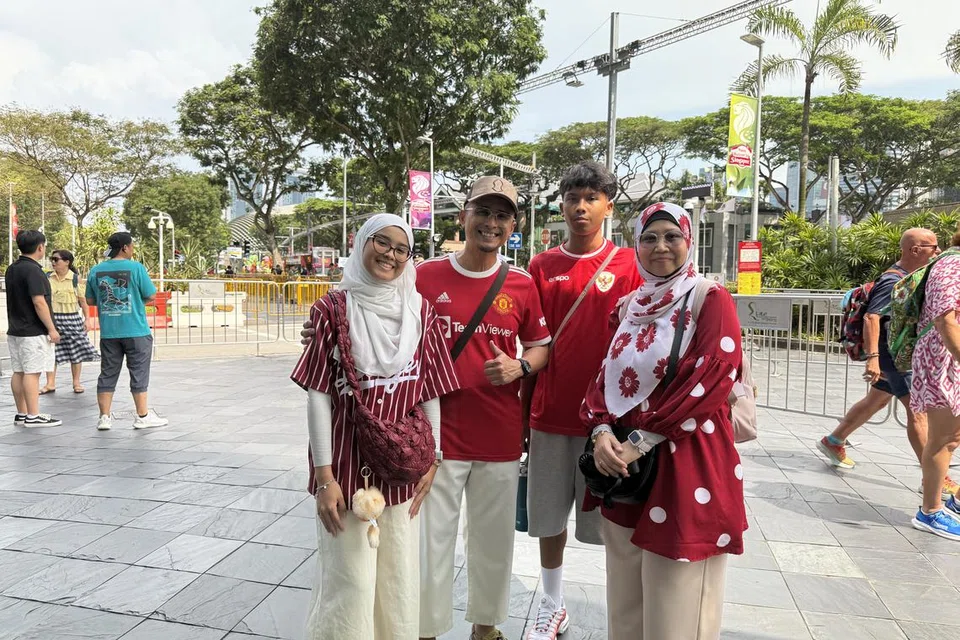 Encik Mohd Rizal Abdul Halim menyambut hari lahir isterinya Cik Yuana Kamsari yang jatuh sehari selepas Hari Kebangsaan Singapura, bersama anak-anak mereka, Iffa Nurqaisara dan Riyan Satria dengan menonton Perbarisan Hari Kebangsaan (NDP) 2025 di Padang. 