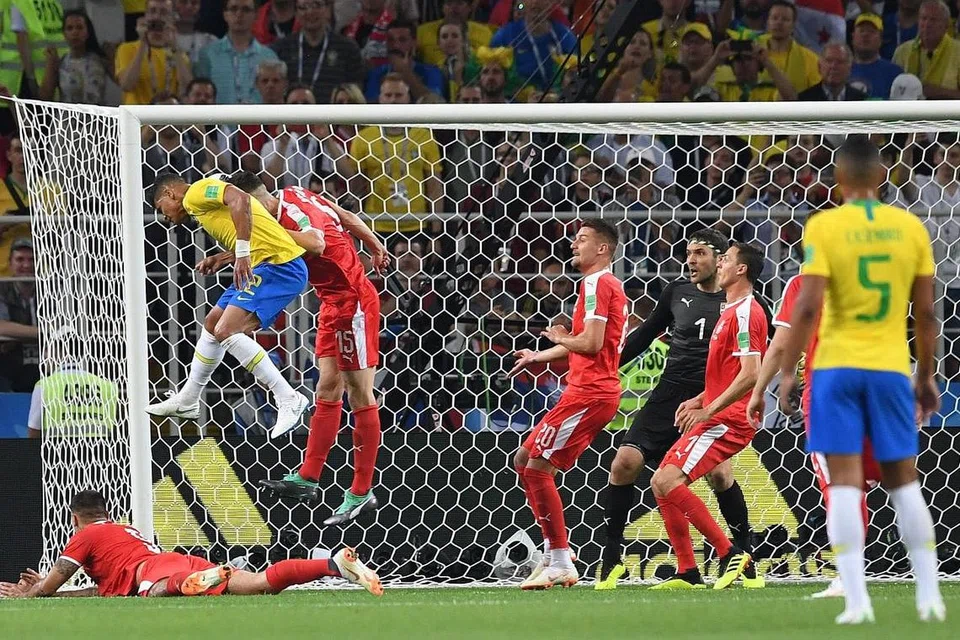 GOL KEDUA: Pemain pertahanan Brazil Thiago Silva (kiri) menanduk masuk bola ke gawang Serbia bagi gol kedua pasukannya lantas mengukuhkan kedudukan pasukannya. - Foto AFP