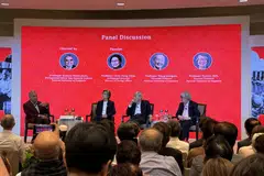 (Dari kiri) Profesor Kishore Mahbubani bersama tiga rakannya - Profesor Chan Heng Chee, Duta Kelana, MFA; Profesor Wang Gungwu, profesor universiti di NUS; dan Profesor Tommy Koh, Profesor Emeritus, NUS di majlis pelancaran buku Living the Asian Century: An Undiplomatic Memoir tulisan Profesor Mahbubani pada 15 Ogos di The Fullerton Hotel. 