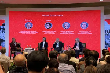 (Dari kiri) Profesor Kishore Mahbubani bersama tiga rakannya - Profesor Chan Heng Chee, Duta Kelana, MFA; Profesor Wang Gungwu, profesor universiti di NUS; dan Profesor Tommy Koh, Profesor Emeritus, NUS di majlis pelancaran buku Living the Asian Century: An Undiplomatic Memoir tulisan Profesor Mahbubani pada 15 Ogos di The Fullerton Hotel. 
