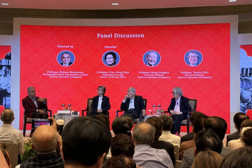 (Dari kiri) Profesor Kishore Mahbubani bersama tiga rakannya - Profesor Chan Heng Chee, Duta Kelana, MFA; Profesor Wang Gungwu, profesor universiti di NUS; dan Profesor Tommy Koh, Profesor Emeritus, NUS di majlis pelancaran buku Living the Asian Century: An Undiplomatic Memoir tulisan Profesor Mahbubani pada 15 Ogos di The Fullerton Hotel. 