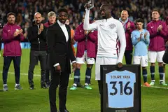JASA DIKENANG: Sumbangan Yahya Toure (kanan), yang akan meninggalkan kelab itu di penghujung musim ini mendapat penghargaan City yang turut mengundang abang pemain itu, Kolo Toure (kiri). - Foto AFP