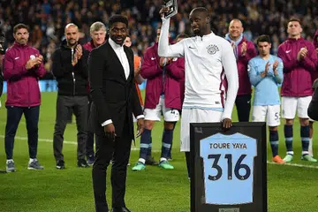 JASA DIKENANG: Sumbangan Yahya Toure (kanan), yang akan meninggalkan kelab itu di penghujung musim ini mendapat penghargaan City yang turut mengundang abang pemain itu, Kolo Toure (kiri). - Foto AFP