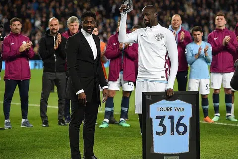 JASA DIKENANG: Sumbangan Yahya Toure (kanan), yang akan meninggalkan kelab itu di penghujung musim ini mendapat penghargaan City yang turut mengundang abang pemain itu, Kolo Toure (kiri). - Foto AFP