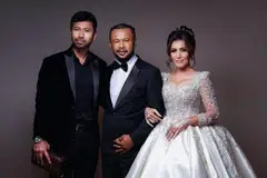 GIGIH DEMI AMANAH: Dalam masa tiga minggu, pereka fesyen Singapura, Adam Rashid (kiri) menyiapkan busana majlis persandingan dan pernikahan pasangan selebriti Malaysia, Cat Farish dan Shikin Maembong.