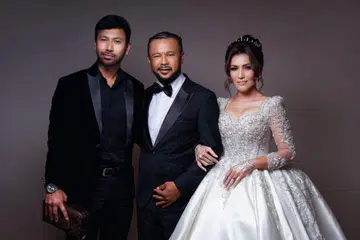 GIGIH DEMI AMANAH: Dalam masa tiga minggu, pereka fesyen Singapura, Adam Rashid (kiri) menyiapkan busana majlis persandingan dan pernikahan pasangan selebriti Malaysia, Cat Farish dan Shikin Maembong.