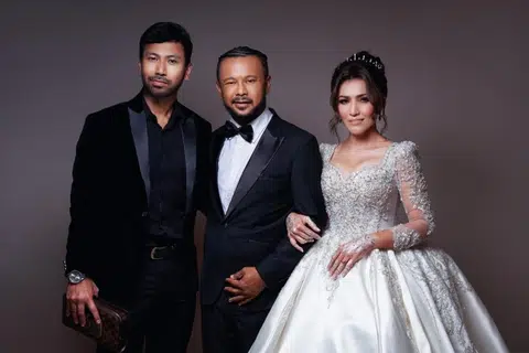 GIGIH DEMI AMANAH: Dalam masa tiga minggu, pereka fesyen Singapura, Adam Rashid (kiri) menyiapkan busana majlis persandingan dan pernikahan pasangan selebriti Malaysia, Cat Farish dan Shikin Maembong.