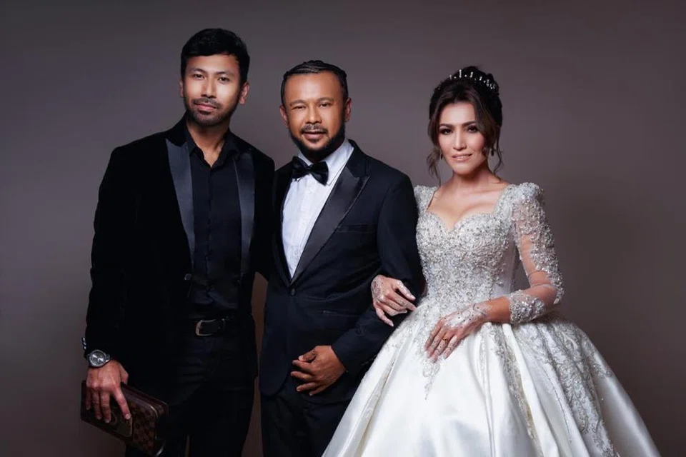 GIGIH DEMI AMANAH: Dalam masa tiga minggu, pereka fesyen Singapura, Adam Rashid (kiri) menyiapkan busana majlis persandingan dan pernikahan pasangan selebriti Malaysia, Cat Farish dan Shikin Maembong.