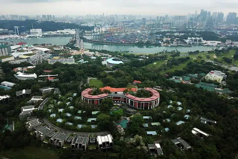TUAN RUMAH: Acara renang gaya bebas dan terjun indah, masing-masing bakal diadakan di kawasan Marina Bay dan Sentosa.