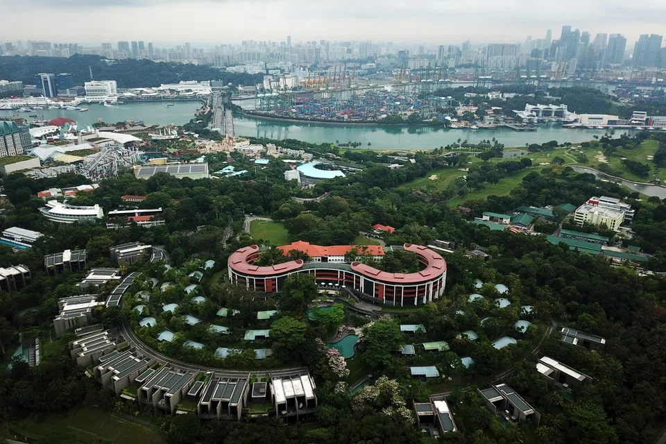 TUAN RUMAH: Acara renang gaya bebas dan terjun indah, masing-masing bakal diadakan di kawasan Marina Bay dan Sentosa.
