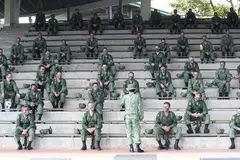 LANGKAH KESELEMATAN TAMBAHAN: Para rekrut yang menjalani latihan ketenteraan di BMTC memerhatikan langkah keselamatan kesihatan tambahan seperti memakai pelitup dan menjaga jarak selamat antara satu sama lain. - Foto BH oleh TIMOTHY DAVID