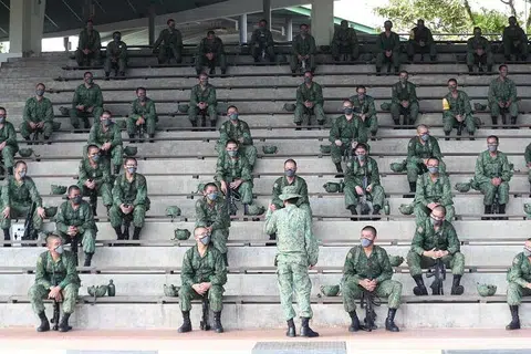 LANGKAH KESELEMATAN TAMBAHAN: Para rekrut yang menjalani latihan ketenteraan di BMTC memerhatikan langkah keselamatan kesihatan tambahan seperti memakai pelitup dan menjaga jarak selamat antara satu sama lain. - Foto BH oleh TIMOTHY DAVID